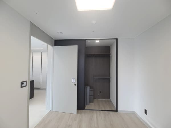 2BR, 1BA,Brand New, 5-Minute to Nambu Terminal Stn, GYM, POOL photo 4
