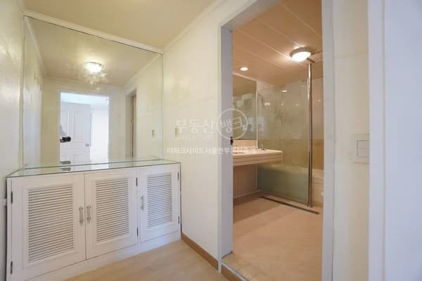 Near Grand Hyatt, A Spacious Villa with Great View photo 5