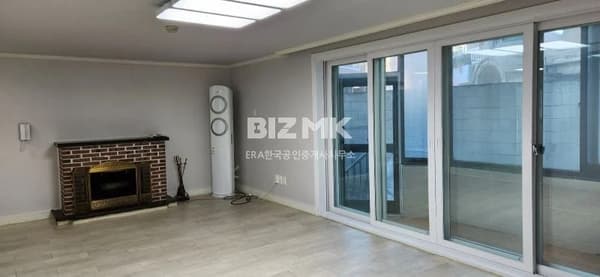 A Great Home with Outdoor Terrace photo 2