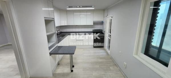 A Great Home with Outdoor Terrace photo 4