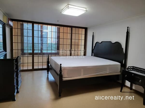 A Fully Furnished Apartment at the Great Location in Yongsan photo 3