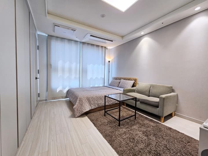 Small deposit and all furnished house in Seoul