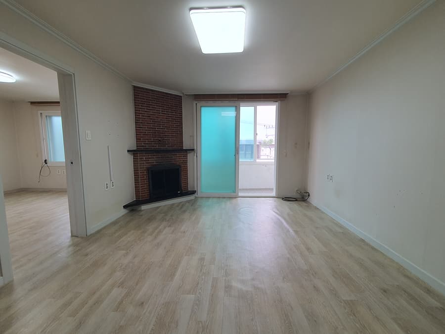 Near Hyatt hotel, around 10~15 minutes walk away, 2BR, 1BA, New Wallpaper. 1