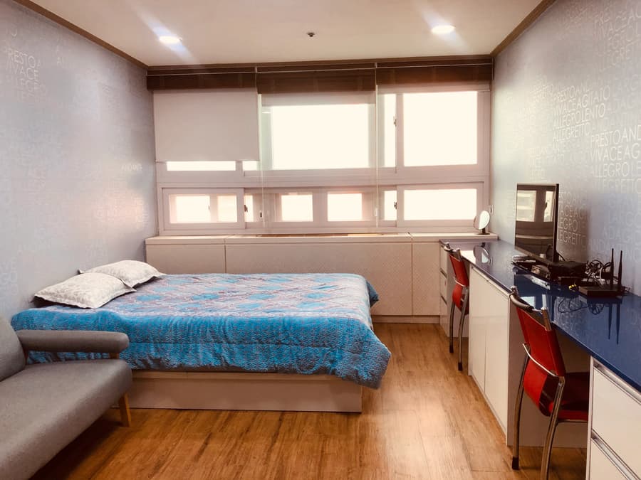 Fully Furnished, South Facing, Good Lighting. 2 Minutes Walk from Ewha station. 1