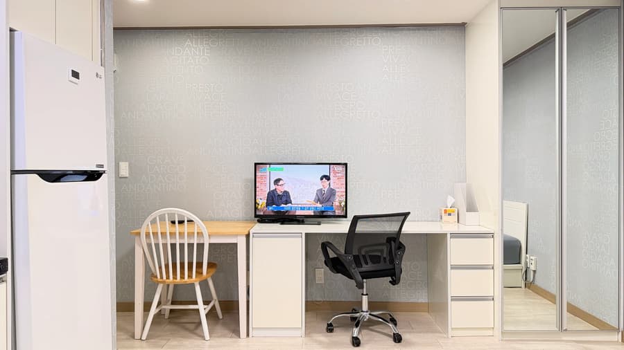 Fully Equipped, South Facing, Good Lighting. 2 Minutes Walk from Ewha station. 1