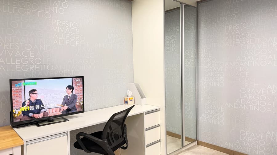 Fully Equipped, South Facing, Good Lighting. 2 Minutes Walk from Ewha station. 2