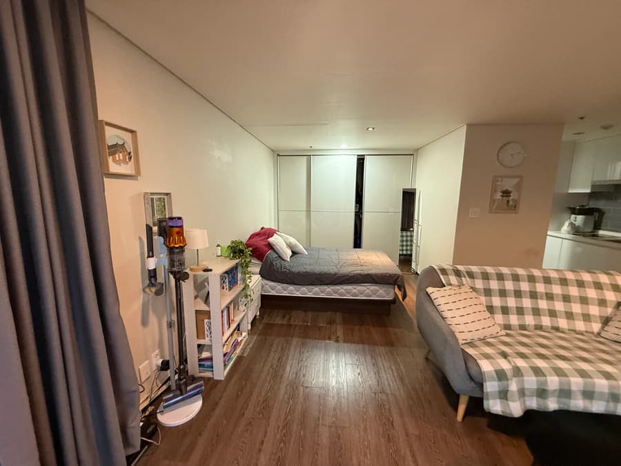 1 Minute Walk from Sinchon Station, Spacious Space, Expansive Windows 2