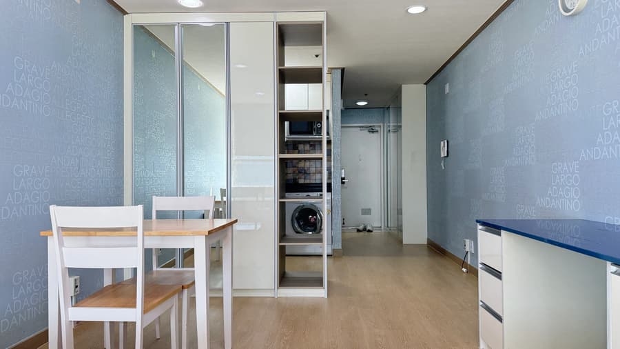 Fully Furnished, South Facing, Good Lighting. 2 Minutes Walk from Ewha station. 2
